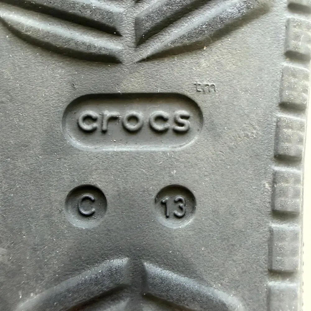 CROCS classic v2
